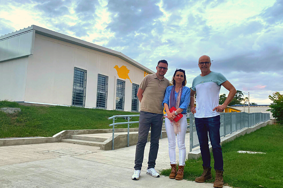 Sebastian Frohwann, Mercedes Martin and Wolfang Schlicht in front of a newly built school in Uruguay